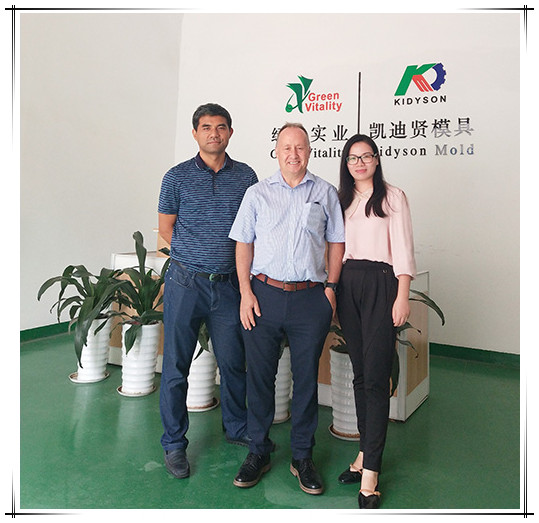 Un client britannique visite notre usine